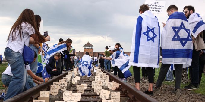 Der gut drei Kilometer lange Marsch führt von Auschwitz nach Birkenau, dem grössten der deutschen Vernichtungslager in der NS-Zeit. Holocaust