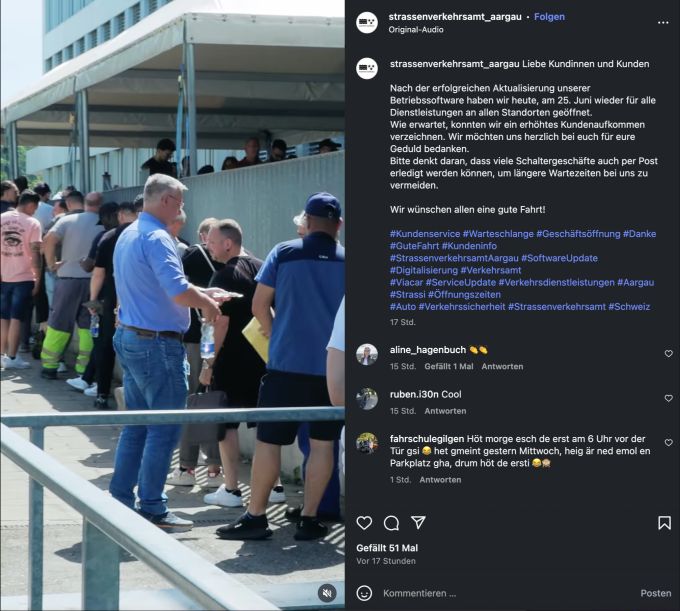 Am Mittwoch kam es zu bis zu 90 Minuten Wartezeit beim Strassenverkehrsamt in Schafisheim. Mitarbeitende verteilten Wasser und Snacks. Schlange vor Verkehrsamt