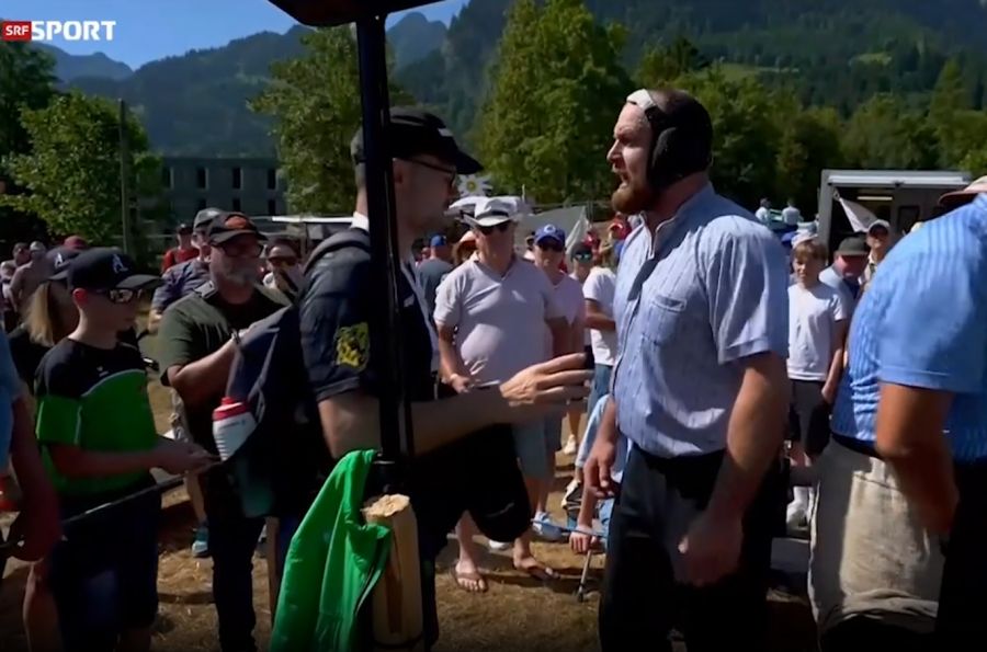 Auf den TV-Aufnahmen ist zu hören, wie er sich lautstark beschwert. Verständlicherweise.