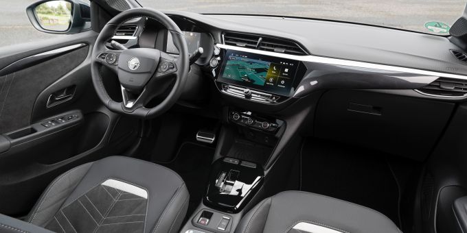 Das optionale Head-Up-Display projiziert wichtige Fahrinformationen ins Blickfeld des Fahrers. Opel Corsa
