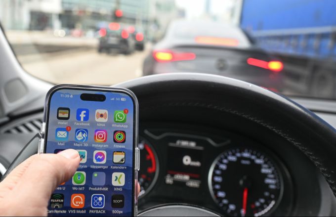 Ein Berner Polizist verursachte einen Unfall, weil er am Steuer mit dem Handy rumspielte. (Symbolbild) auto