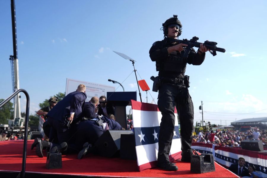 Sicherheitskräfte sichern die Bühne in Butler, Pennsylvania, nachdem bei einer Rede von Trump Schüsse fielen. (Archivbild)