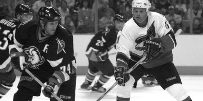 Stephen Peat (rechs) spielte 130 Mal in der NHL. NHL