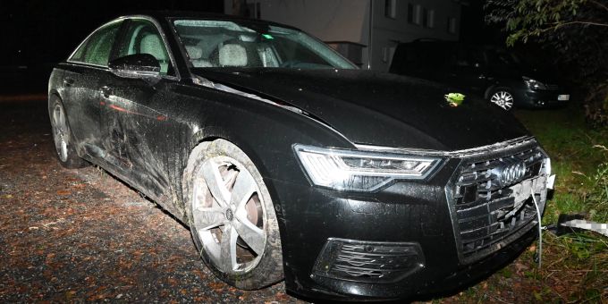 Autofahrer prallt in Weite in Signalisationstafel. Unfall