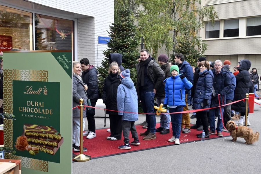 Manch neugieriger Gaumen stand am Samstagmorgen vor der Lindt-Fabrik in Kilchberg ZH, um eine Tafel der Dubai-Schoggi zu probieren.