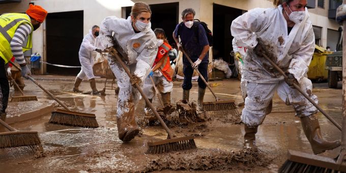 Drei Wochen nach den verheerenden Unwettern in Spanien ist die Zahl der Todesopfer auf 227 gestiegen, während 13 Personen noch vermisst werden. (Archivbild) Unwetter in Spanien