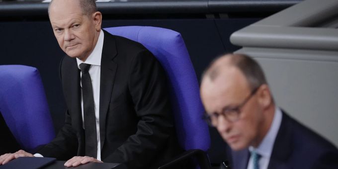 Der Kanzler ist auf den Unionsfraktionschef gerade nicht gut zu sprechen - heute dürften sie sich einen Schlagabtausch im Bundestag liefern. (Archivbild) Der Kanzler ist auf den Unionsfraktionschef gerade nicht gut zu sprechen - heute dürften sie sich einen Schlagabtausch im Bundestag liefern. (Archivbild)