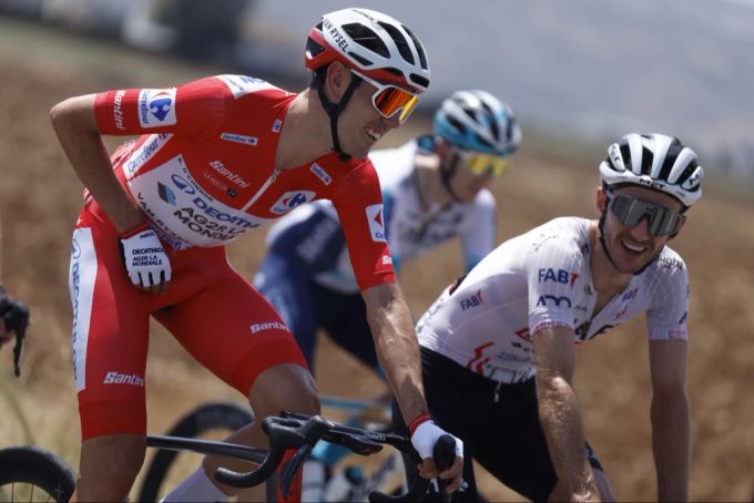 Ben O'Connor verteidigt das Rote Trikot des Gesamtführenden an der Vuelta a España. Vuelta a España O'Connor