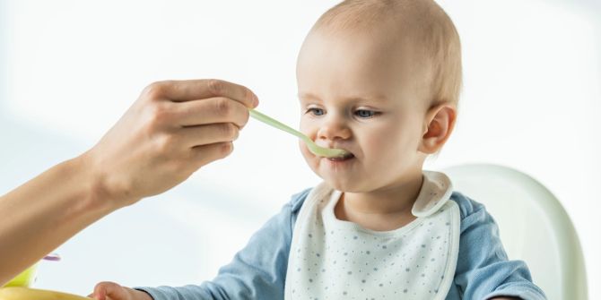 Baby wird gefüttert.