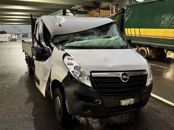 Am Lieferwagen entstand ein Totalschaden. totalschaden