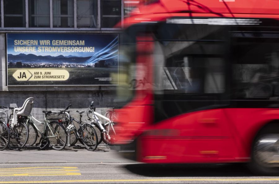 Ein Elektrobus von Bernmobil fährt am Bollwerk nahe des Bahnhofs vorbei. Die Busse gelten bei Mitarbeitenden des ÖV-Unternehmens als Pannen-anfällig.