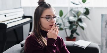 Frau, Cannabis, Joint