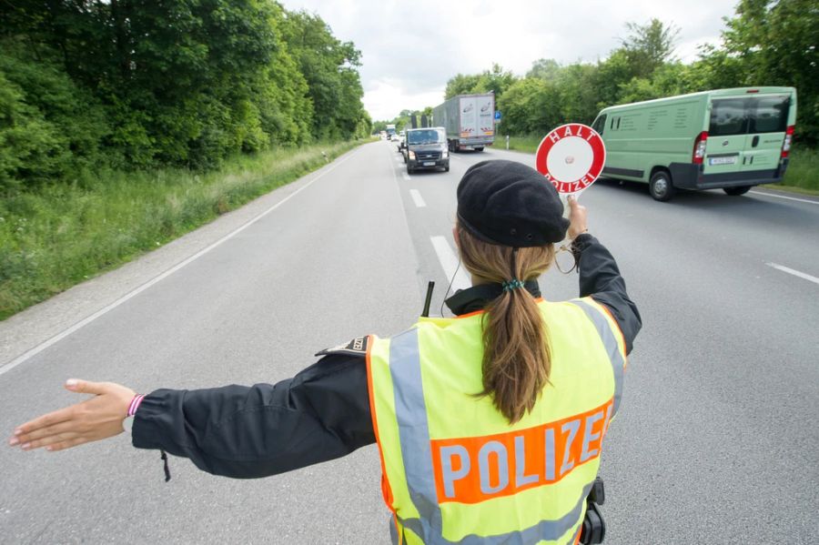 Polizistin Grenzkontrolle Autobahn Thüringen