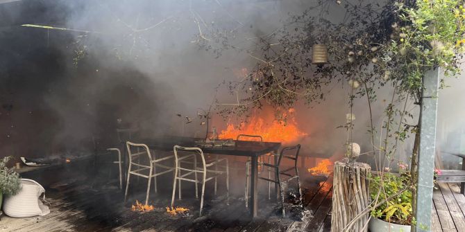 Brand auf Terrasse.