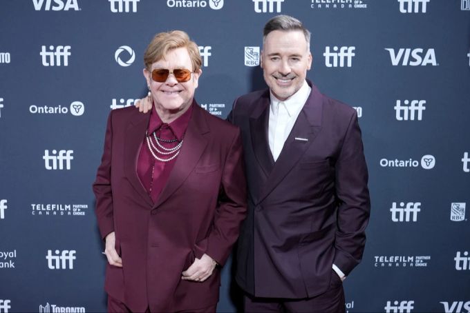 In Begleitung seines Ehemanns David Furnish erschien Elton John jüngst zur Premiere seines neuen Dokumentarfilms. Elton John und David Furnish