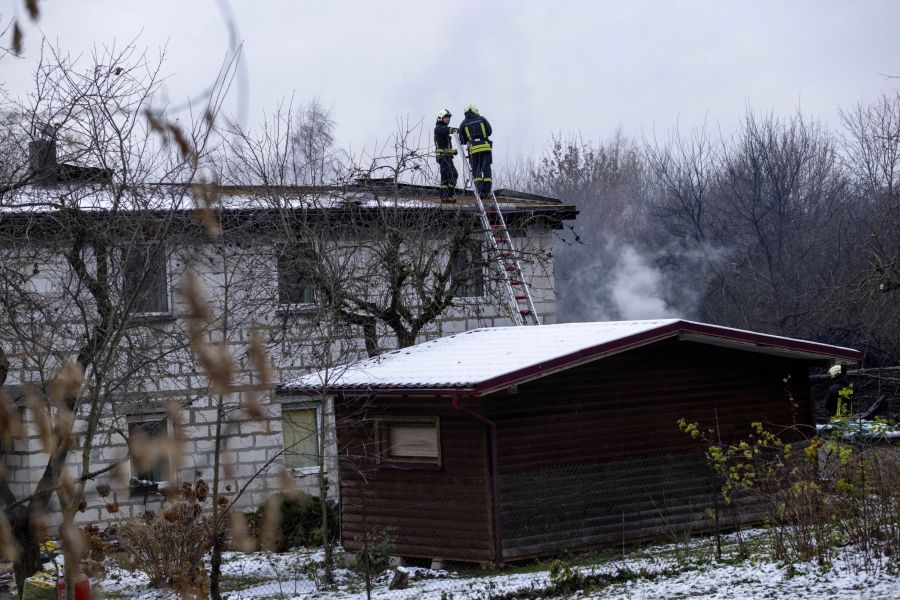 Die Feuerwehr ist dabei, den durch den Absturz verursachten Brand zu löschen.