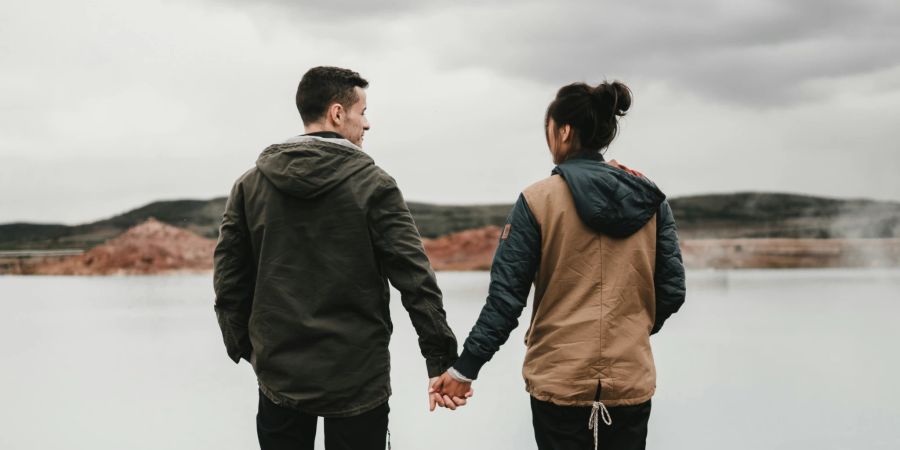 Mann und Frau halten Händchen