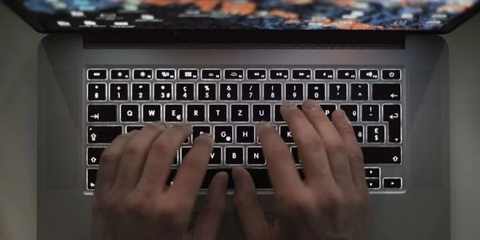 Der Lernende fälschte das Datum eines alten Arztzeugnisses. So schrieb er sich selbst drei Wochen lang krank. (Symbolbild) Laptop