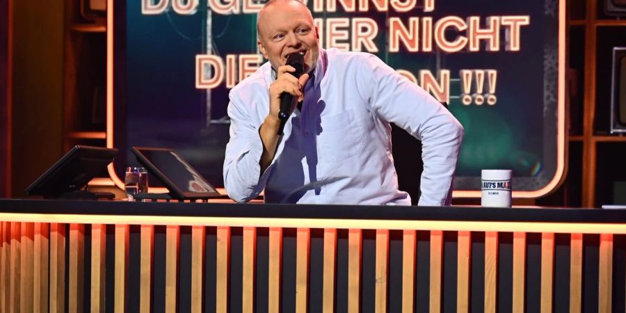 Lange nicht mehr gesehen: Stefan Raab sitzt wieder an einem Schreibtisch und scherzt vor sich hin. Auf RTL+ hat der Entertainer seine neue Show präsentiert.