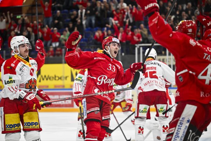 Die Rapperswil-Jona Lakers jubeln gegen den EHC Biel. Rapperswil