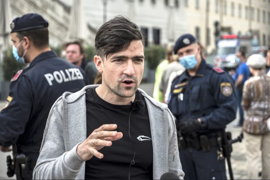 Martin Sellner vor Polizei