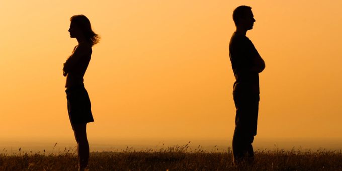 Ein Liebsaus muss nicht zwangsläufig das Ende aller Kommunikation bedeuten. Was es beim Kontakt mi dem Ex-Partner zu beachten gibt, erfahren Sie hier. Mann und Frau Rücken an Rücken im Sonnenuntergang, Trennung.