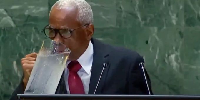 Der haitianische Präsident Edgar Leblanc Fils scheitert während seiner UN-Rede an einem riesigen Wasserkrug. UN Edgar Leblanc Fils