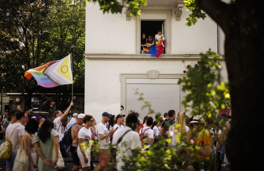 Brönimann will geschlechtsangleichende Behandlungen bei Minderjährigen verbieten. Dies sehen viele aus der LGBTQ+ Community anders. Sie machen sich stark für die Rechte von unter anderem trans Menschen, wie hier an der Pride in Zürich. (Archivbild)