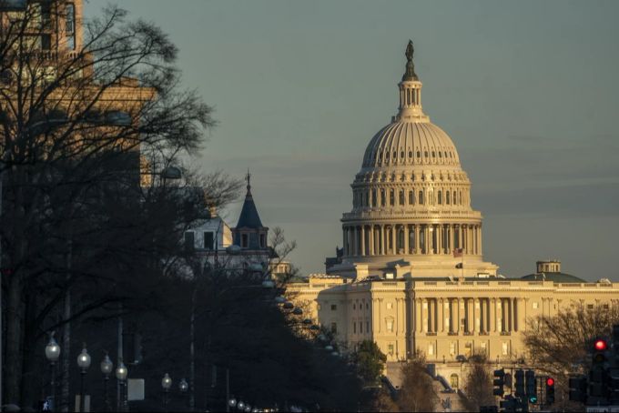 Sonnenuntergang auf dem US-Kapitol am 15. Februar 2024. Der Kongress hatte sich bis zum 26. Februar vertagt und hatte bis zum 1. März Zeit, einen Teil der Bundesausgaben abzuschliessen, um eine teilweise Schliessung der Regierung abzuwenden. USA Shutdown