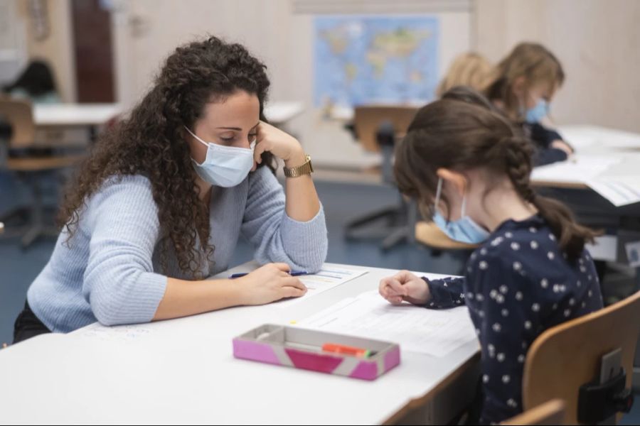 Tatsächlich hat sich die Pandemie auf das Lernen der Kinder ausgewirkt. Doch ob Masken, Homeschooling und Co. bis heute Auswirkungen haben, ist unbekannt. (Archivbild)