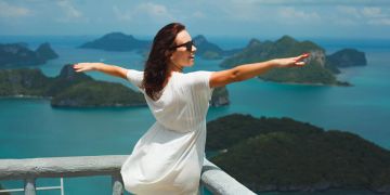 Frau mit ausgebreiteten Armen in Thailands Ang Thong National Marine Park.