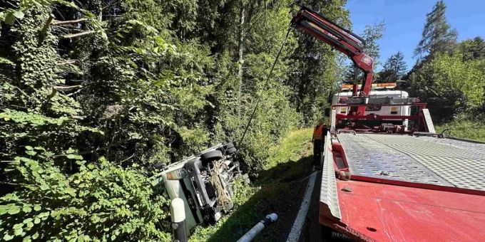 Ein Lieferwagenfahrer (31) kippte in Wolfhalden AR ein Wiesenbord hinab. Von Kran geborgen