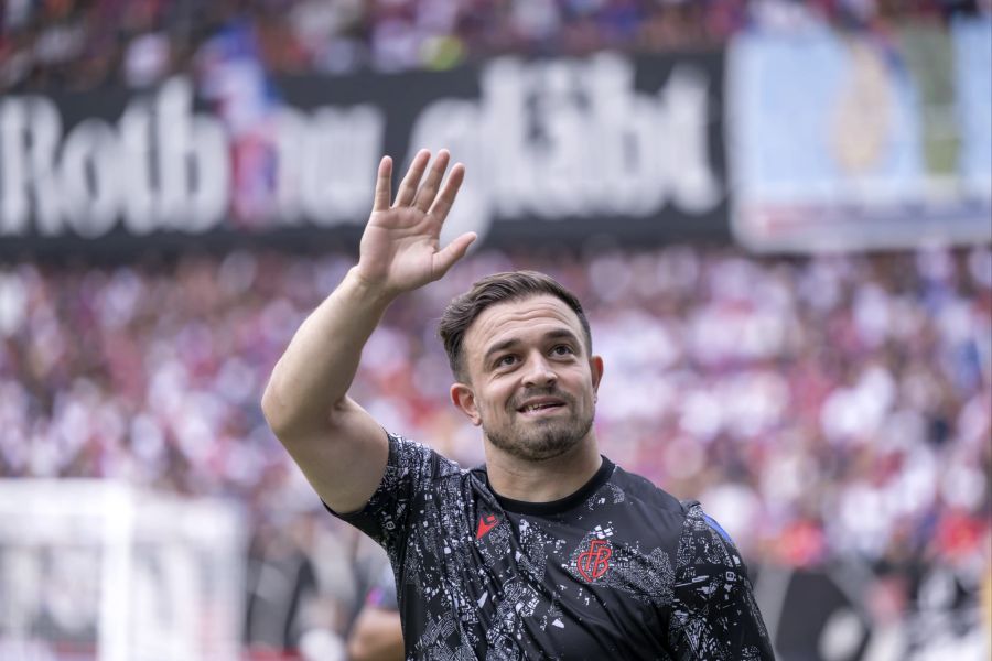 Xherdan Shaqiri winkt den FCB-Fans vor der Partie gegen Yverdon zu.