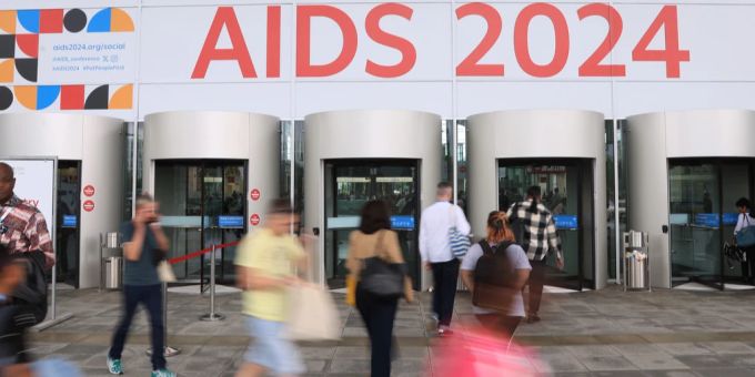 Kampf gegen Aids: Viele Männer trauen sich wegen diskriminierender Gesetze nicht die Hilfe eines Arztes einzuholen. Aids Kampf 2024
