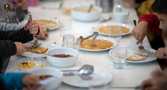 Die Anforderungen an den Schul-Caterer sind hoch, denn das meiste Essen muss vegetarisch sein. (Symbolbild) Tagesstruktur Mahlzeiten Lieferanten gesucht