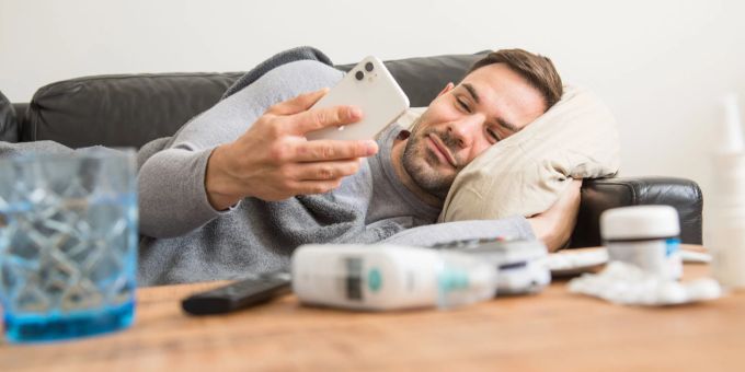 Die Hälfte der Schweizer ist abhängig vom Smartphone. Mann süchtig nach Smartphone