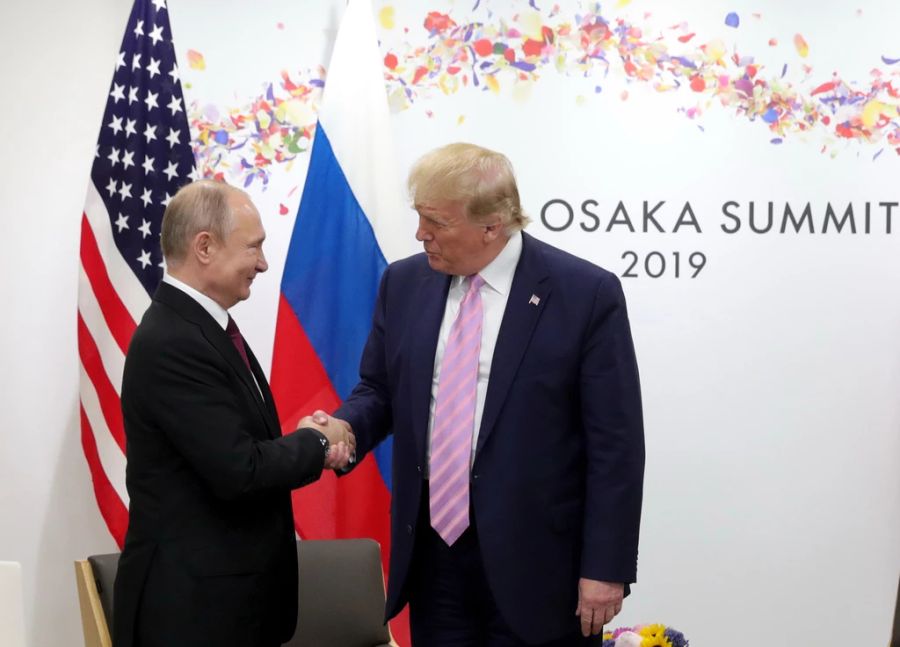 Merkel schreibt in ihrem Buch, Trump sei fasziniert vom russischen Staatschef. Hier sind die beiden an einem G20-Gipfel in Osaka, Japan, im Juni 2019.