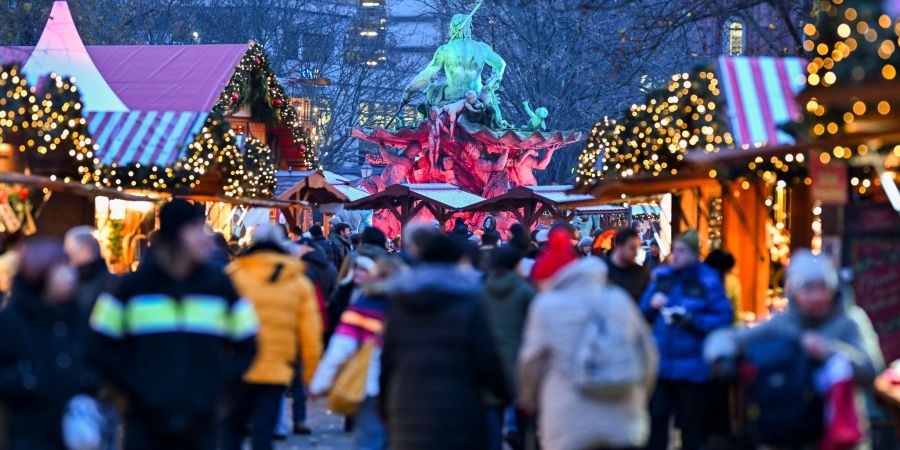 Taschendiebe nutzen den Trubel auf Weihnachtsmärkten gerne aus, um an Bargeld und Zahlungskarten zu kommen.