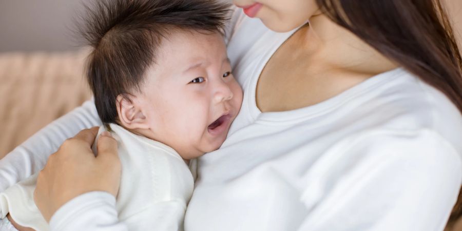 Übermüdete Babys lassen sich oft nur schwer beruhigen.