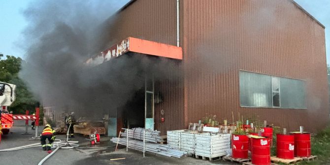 Brand in Fabrikhalle