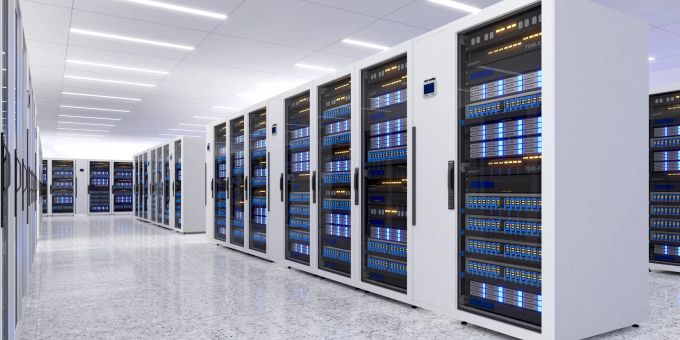 Die EU-Kommission will fünf KI-Gigafabriken mit je rund 100'000 Chips bauen – viermal mehr als bisherige Anlagen.
(Symbolbild) Rechenzentrum