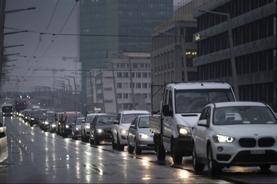 Mehr Leute sollen von der Strasse auf den öffentlichen Verkehr wechseln. (Symbolbild)