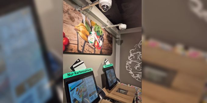 Coop hat über den Selfcheckout-Kassen in der Filiale am Zürcher Hauptbahnhof Kameras aufgehängt. Einen Nau.ch-Leser verunsichert das. Coop