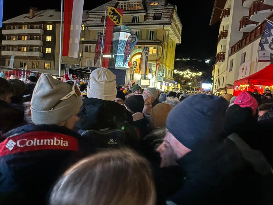 Vorher galt es jedoch noch, sich durch ein noch dichteres Gstungg vor dem Weltcup-Dorf zu quetschen.