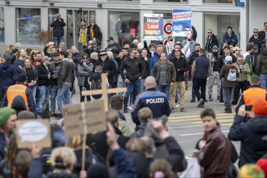 Einsatzkräfte stehen in Einsiedeln SZ zwischen rechten und linken Demonstranten. (Archivbild)