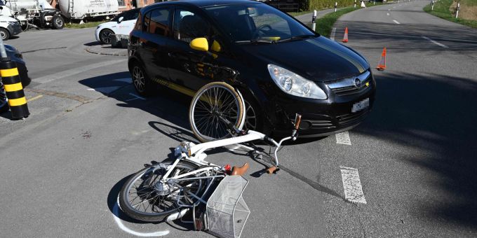 Sargans SG - E-Bikerin (77) auf Veloweg von Auto angefahren