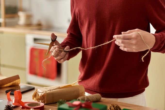 Mit etwas Geschick lässt sich Geschenkpapier mehrfach verwenden. geschenkpapier nachhaltig umweltfreundlich