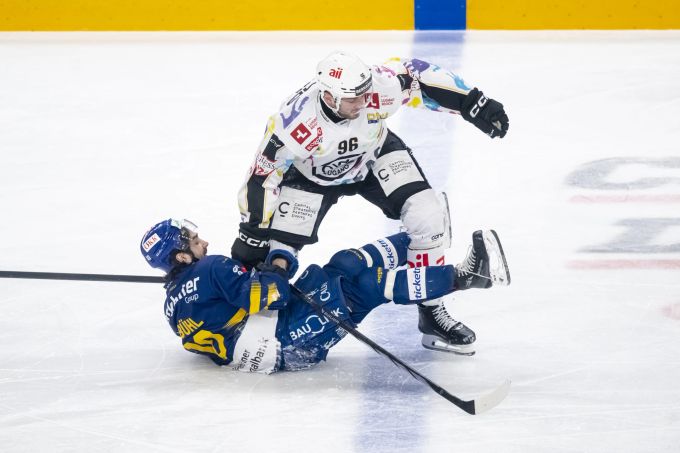 Andres Ambühl vom HC Davos im Duell mit Luganos Radim Zohorna. HC Davos