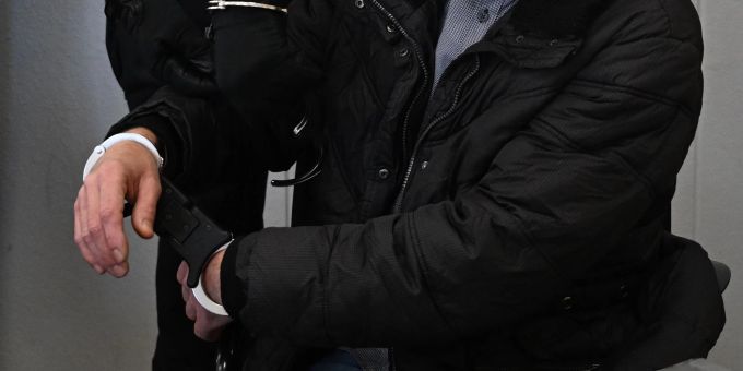 Der wegen Mordes an der neunjährigen Valeriia Angeklagte wird im Landgericht Chemnitz von einem Justizmitarbeiter vorgeführt. Der wegen Mordes an der neunjährigen Valeriia Angeklagte wird im Landgericht Chemnitz von einem Justizmitarbeiter vorgeführt.