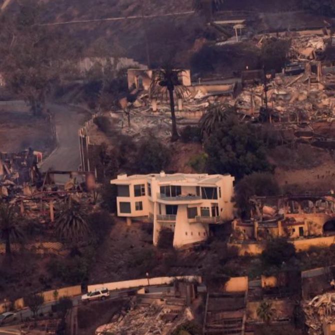 Die Verwüstung durch das Feuer ist aus der Luft im Stadtteil Pacific Palisades von Los Angeles zu sehen.